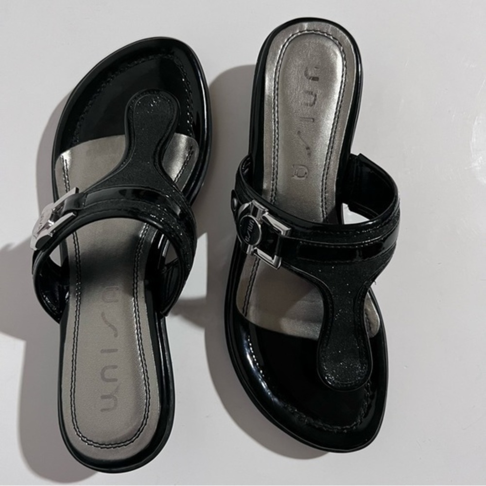 Unisa Unatlas Black Shimmery Patent Thong Sandal Silver Buckle Size 7